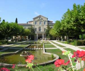 Camping Sommières Près De Nîmes | Domaine De Gajan : Usine Perrier