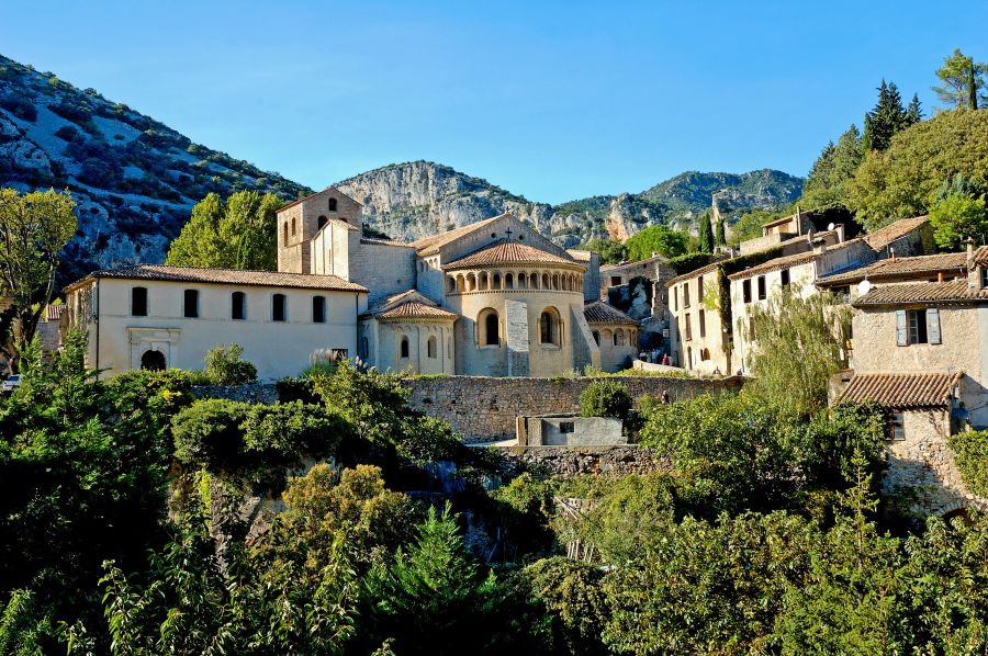 village saint guilhem le désert hérault